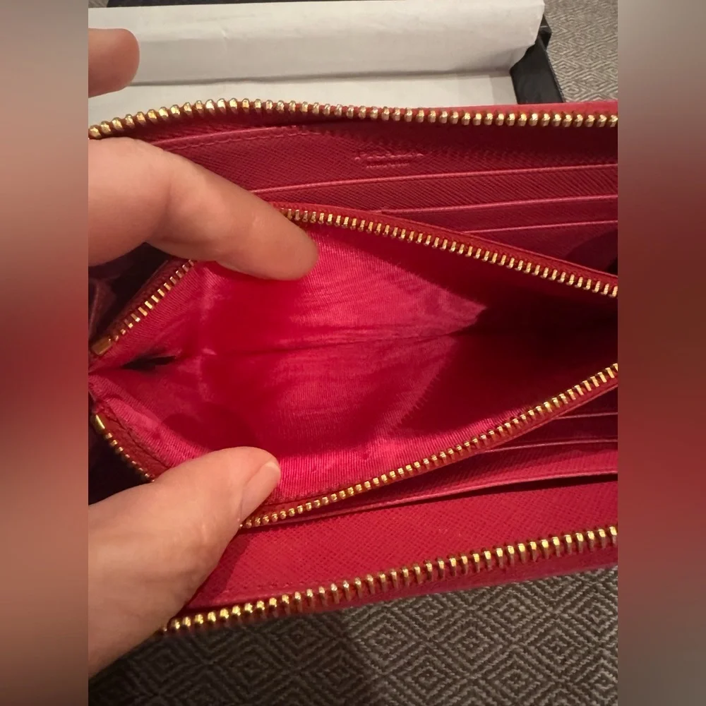 Prada - Saffiano Leather Pink (Peonia) Bow Detail Zippered Wallet - EXCELLENT - Picture 5 of 15
